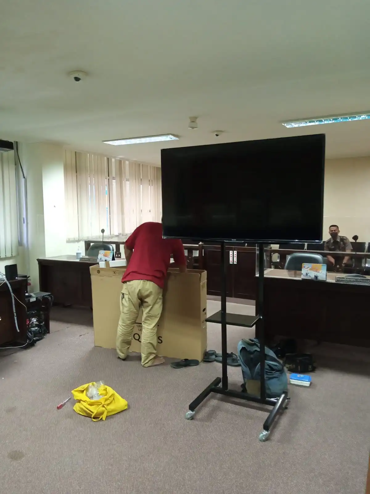 JUAL DAN PASANG STANDING BRACKET TV DI JOHAR BARU JAKARTA PUSAT